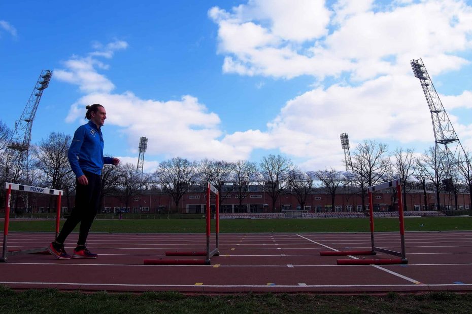 Biegacz ćwiczący na stadionie lekkoatletycznym
